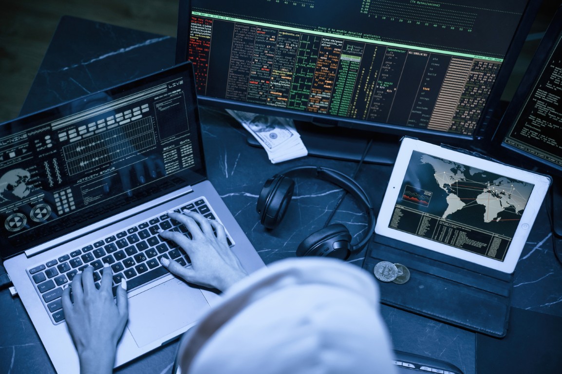 Mehrere Computer Bildschirme mit Code Zeilen